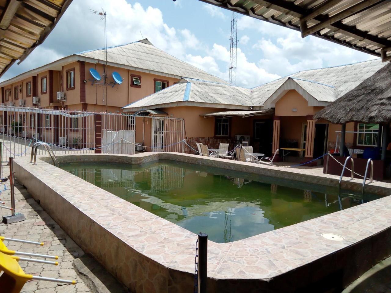 Gen-Preston Hotel And Suites Papalanto Exterior foto